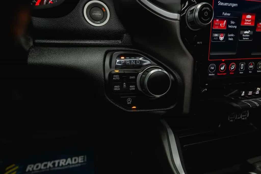 Dodge RAM 5.7 V8 HEMI 4x4 ARMY STYLE Offroad *Pano*LED 07/2021-photo-28