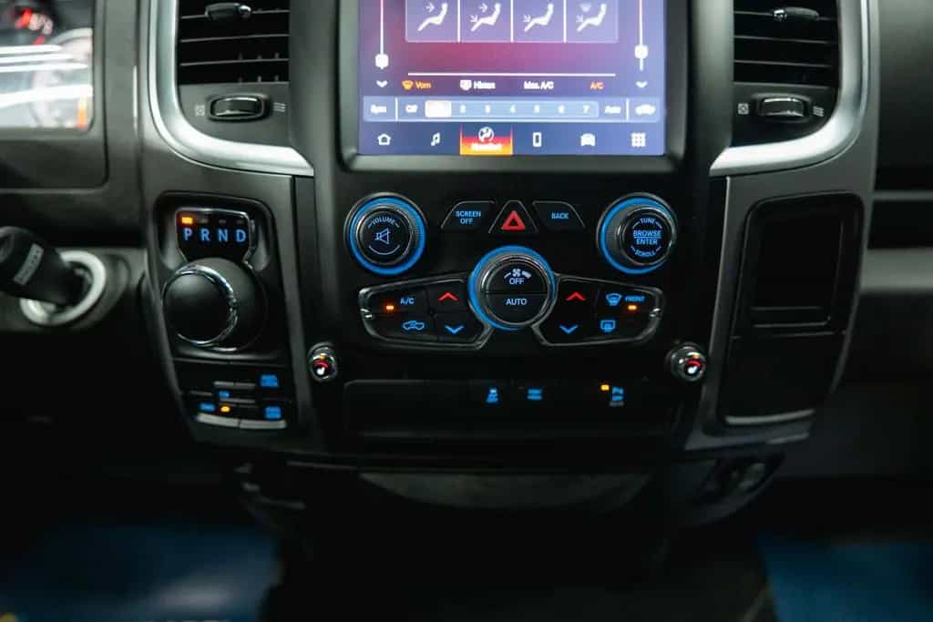 Dodge RAM 5.7 V8 HEMI 4x4 OFFROAD Night-Paket WARLOCK 05/2023-photo-31