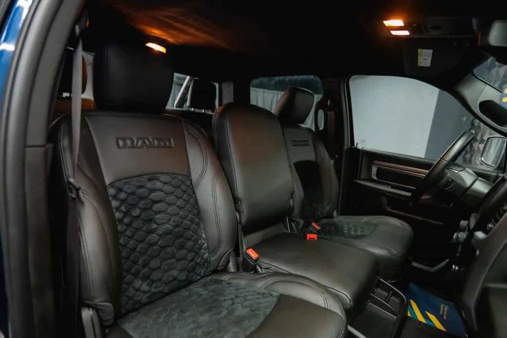 Dodge RAM 5.7 V8 HEMI 4x4 OFFROAD Night-Paket WARLOCK 05/2023-photo-44