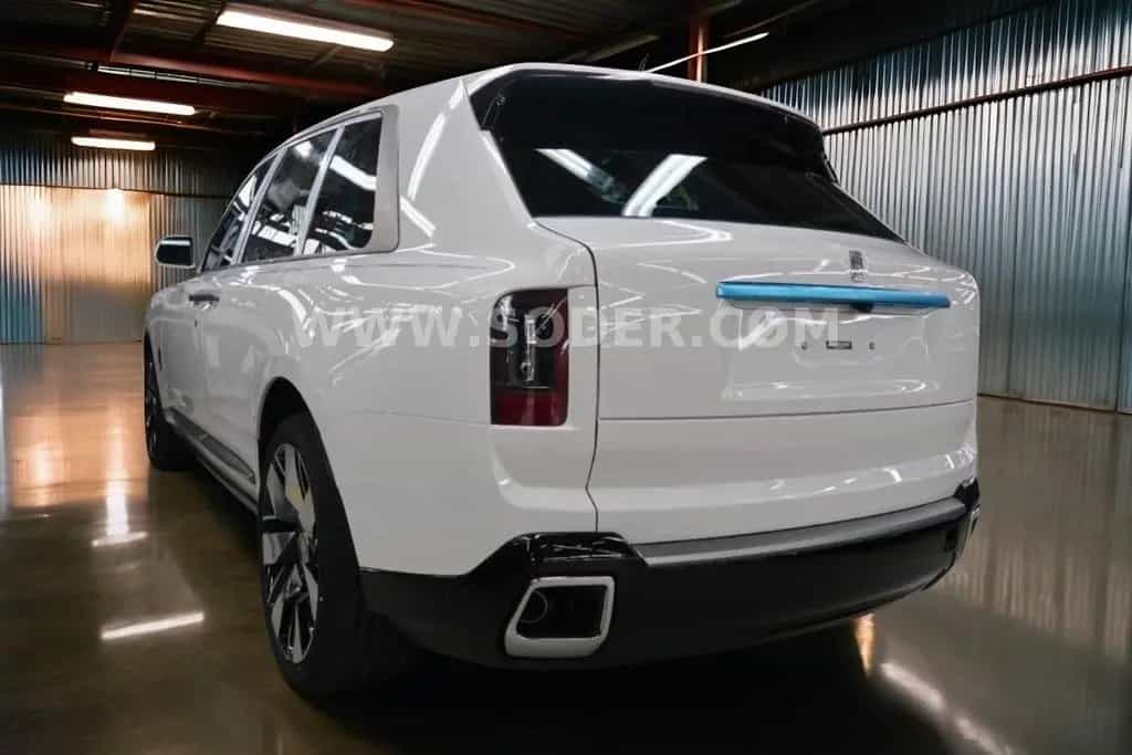 Rolls-Royce Cullinan - Silver Badge MY + Prod. 2026 null-photo-1
