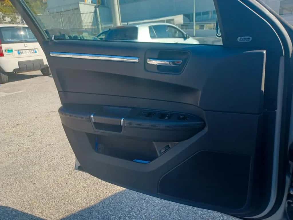 Chrysler 300C 3.0 V6 CRD cat DPF Touring SRT Des 03/2009-photo-9