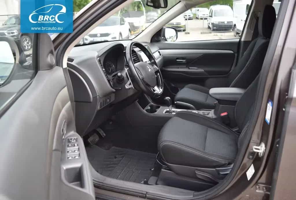 Mitsubishi Outlander A/T AWD 11/2015-photo-2