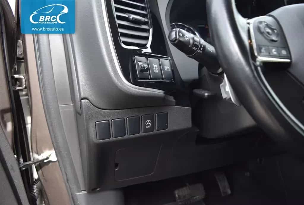 Mitsubishi Outlander A/T AWD 11/2015-photo-8
