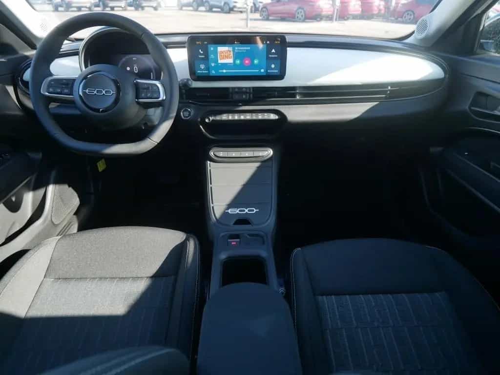 Fiat 600 HYBRID ICON 1.2 110 PS DCT6 KOMFORT NAVI KAM 05/2026-photo-19