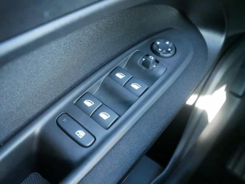 Fiat 600 HYBRID ICON 1.2 110 PS DCT6 KOMFORT NAVI KAM 05/2026-photo-21