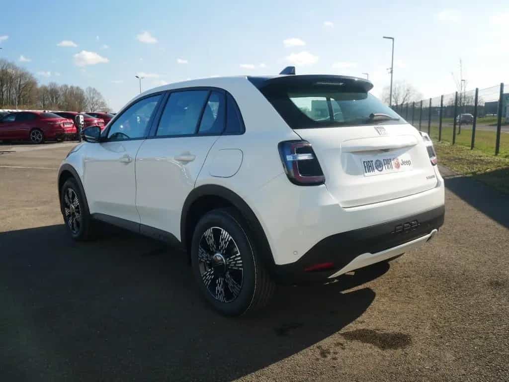 Fiat 600 HYBRID ICON 1.2 110 PS DCT6 KOMFORT NAVI KAM 05/2026-photo-4