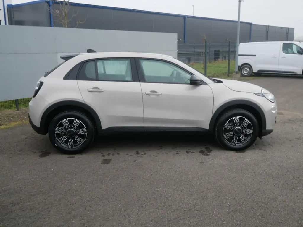Fiat 600 HYBRID ICON 1.2 110 PS DCT6 KOMFORT NAVI KAM 05/2026-photo-1