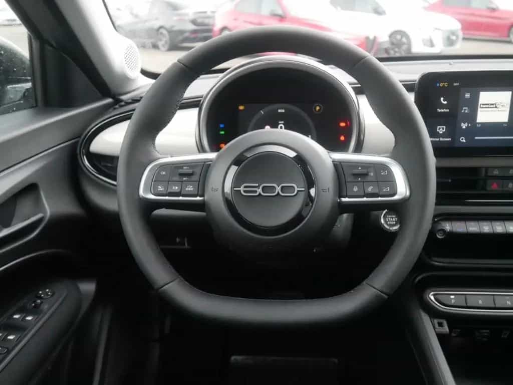 Fiat 600 HYBRID ICON 1.2 110 PS DCT6 KOMFORT NAVI KAM 05/2026-photo-17