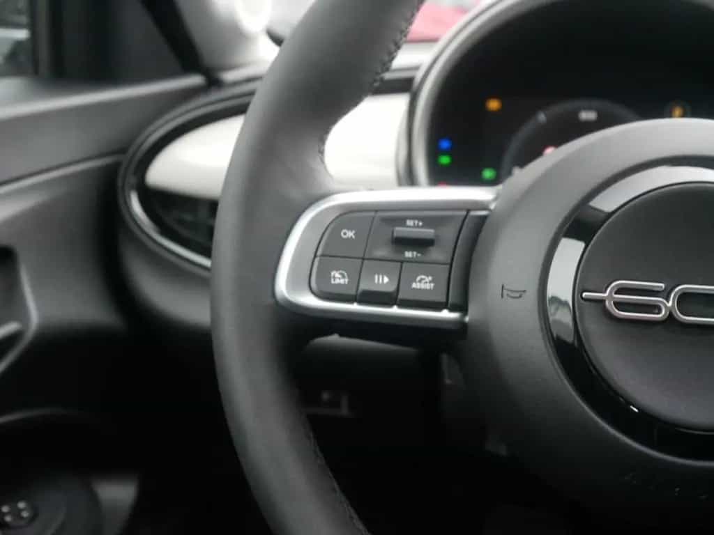 Fiat 600 HYBRID ICON 1.2 110 PS DCT6 KOMFORT NAVI KAM 05/2026-photo-18