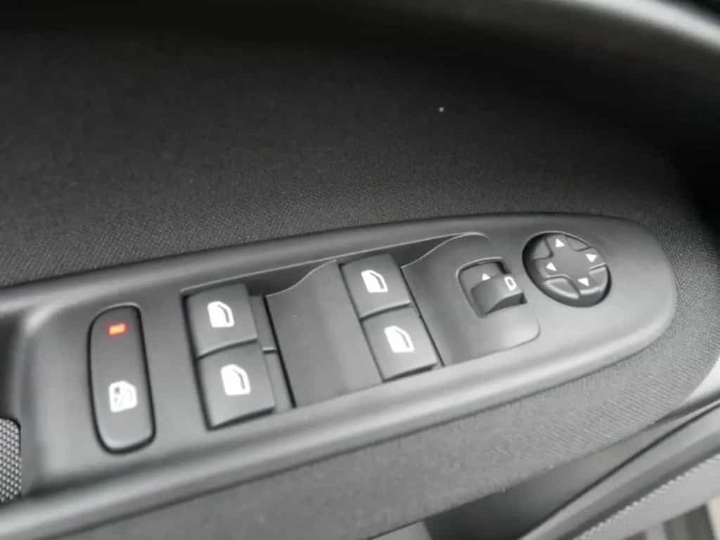 Fiat 600 HYBRID ICON 1.2 110 PS DCT6 KOMFORT NAVI KAM 05/2026-photo-21
