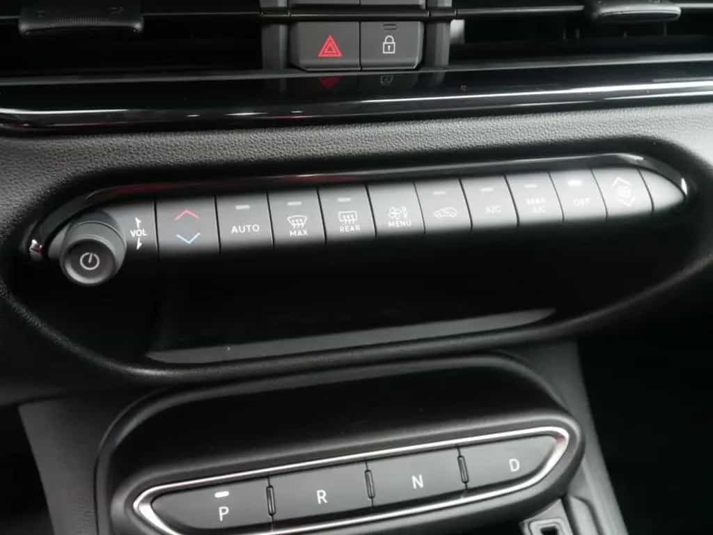 Fiat 600 HYBRID ICON 1.2 110 PS DCT6 KOMFORT NAVI KAM 05/2026-photo-28