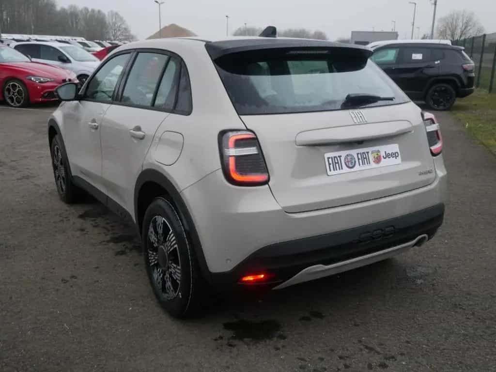 Fiat 600 HYBRID ICON 1.2 110 PS DCT6 KOMFORT NAVI KAM 05/2026-photo-4