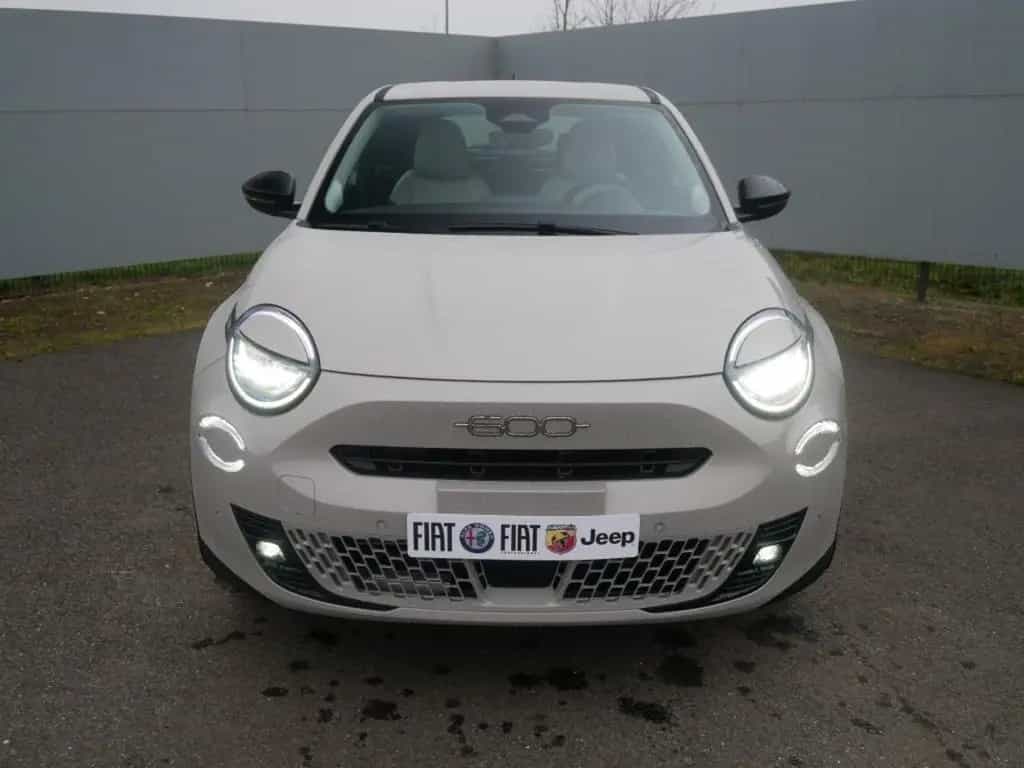 Fiat 600 HYBRID ICON 1.2 110 PS DCT6 KOMFORT NAVI KAM 05/2026-photo-7