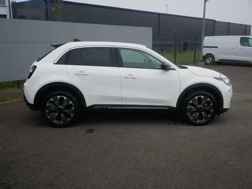 Fiat 600 HYBRID LA PRIMA 1.2 110 PS DCT6 LED NAVI KAM 05/2026-photo-1