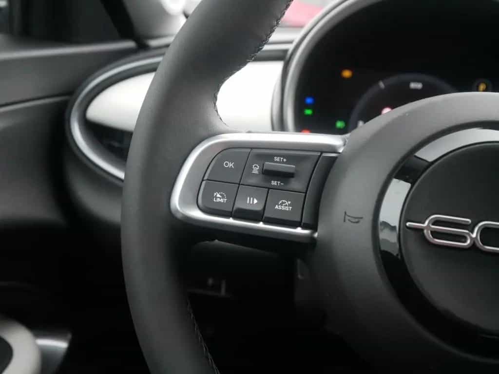 Fiat 600 HYBRID LA PRIMA 1.2 110 PS DCT6 LED NAVI KAM 05/2026-photo-19