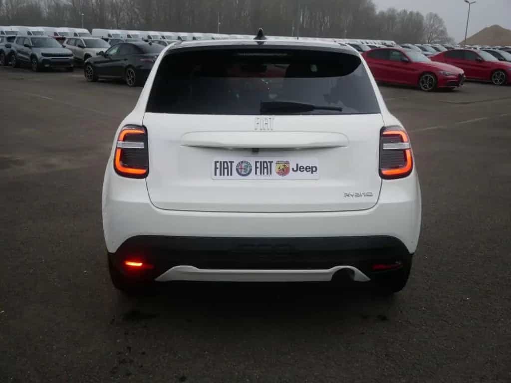 Fiat 600 HYBRID LA PRIMA 1.2 110 PS DCT6 LED NAVI KAM 05/2026-photo-3