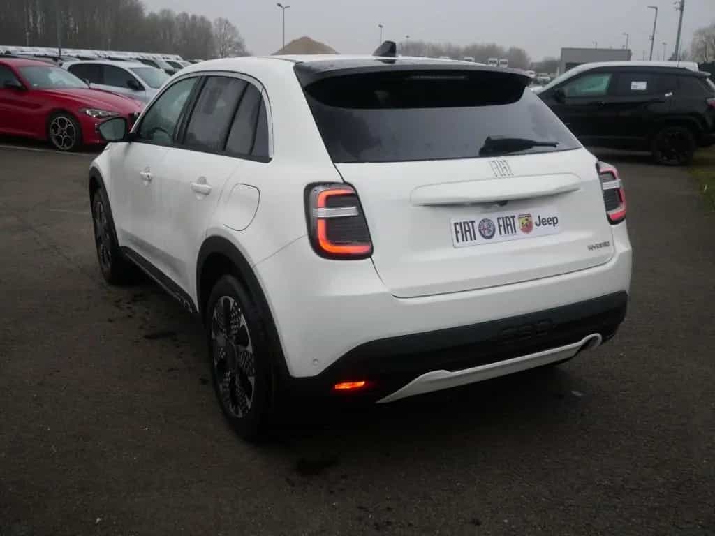 Fiat 600 HYBRID LA PRIMA 1.2 110 PS DCT6 LED NAVI KAM 05/2026-photo-4