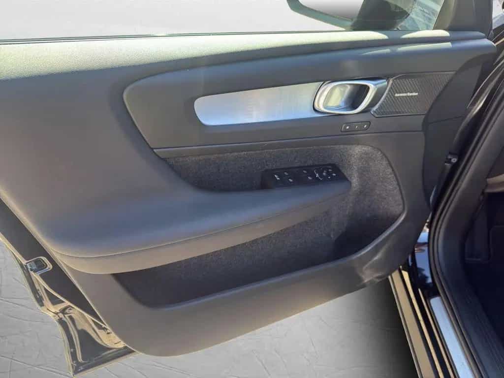 Volvo XC40 B3 Black Edition Plus H/K RFK NAV LED 20" 03/2025-photo-7