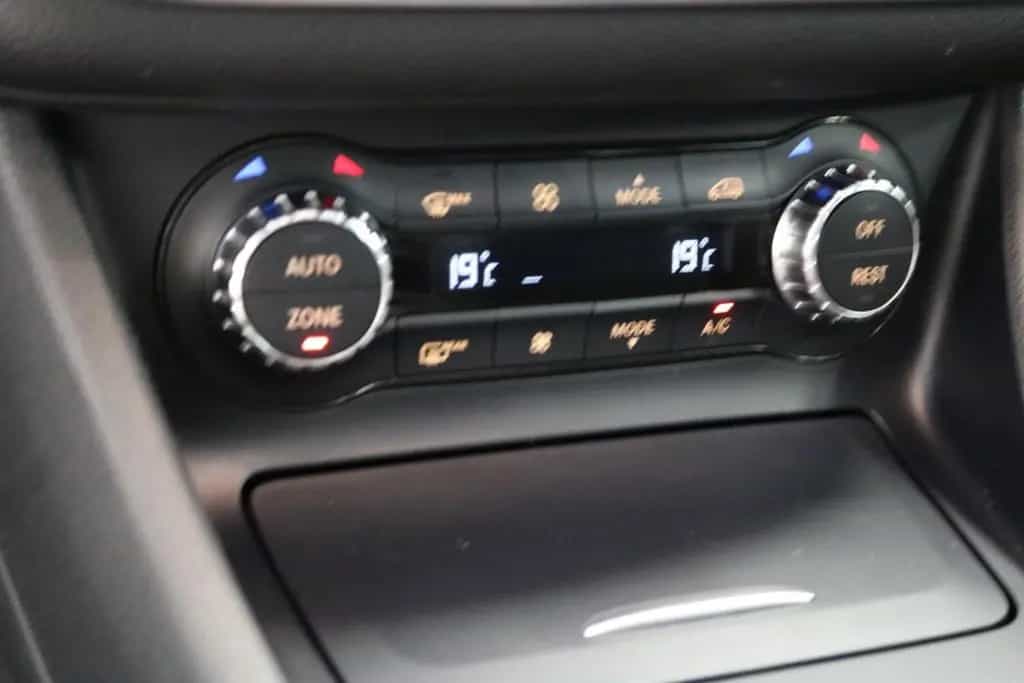 Mercedes-Benz GLA 220 CDI AMG-LINE / d 4Matic/PANO/ACC/KAMERA 05/2015-photo-26