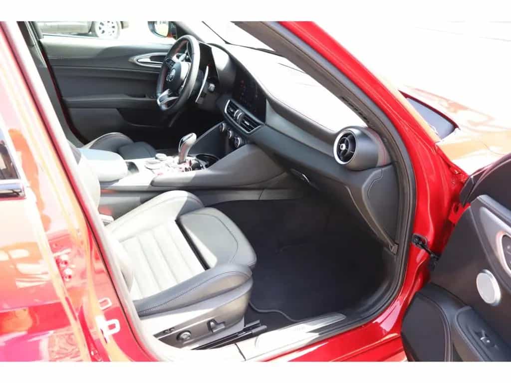 Alfa Romeo Giulia COMPETIZIONE 2.0 TURBO 16V 280 PS AT8 Q4 11/2023-photo-13