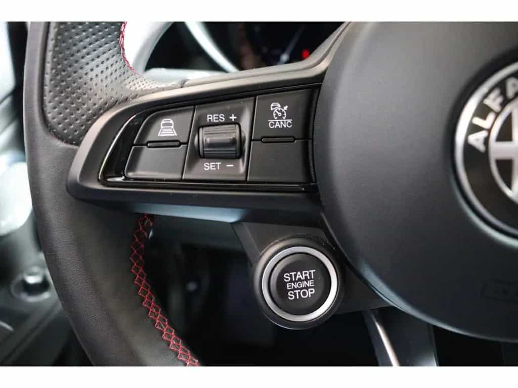 Alfa Romeo Giulia COMPETIZIONE 2.0 TURBO 16V 280 PS AT8 Q4 11/2023-photo-18
