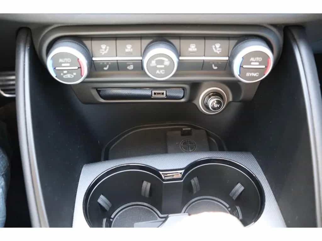 Alfa Romeo Giulia COMPETIZIONE 2.0 TURBO 16V 280 PS AT8 Q4 11/2023-photo-25