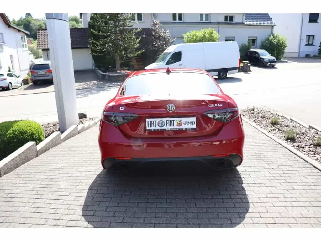 Alfa Romeo Giulia COMPETIZIONE 2.0 TURBO 16V 280 PS AT8 Q4 11/2023-photo-3