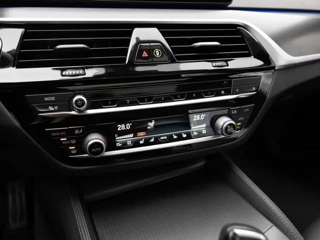 BMW 520 d Touring xDrive M-Sport PANO HUD LED W-LAN 01/2022-photo-16