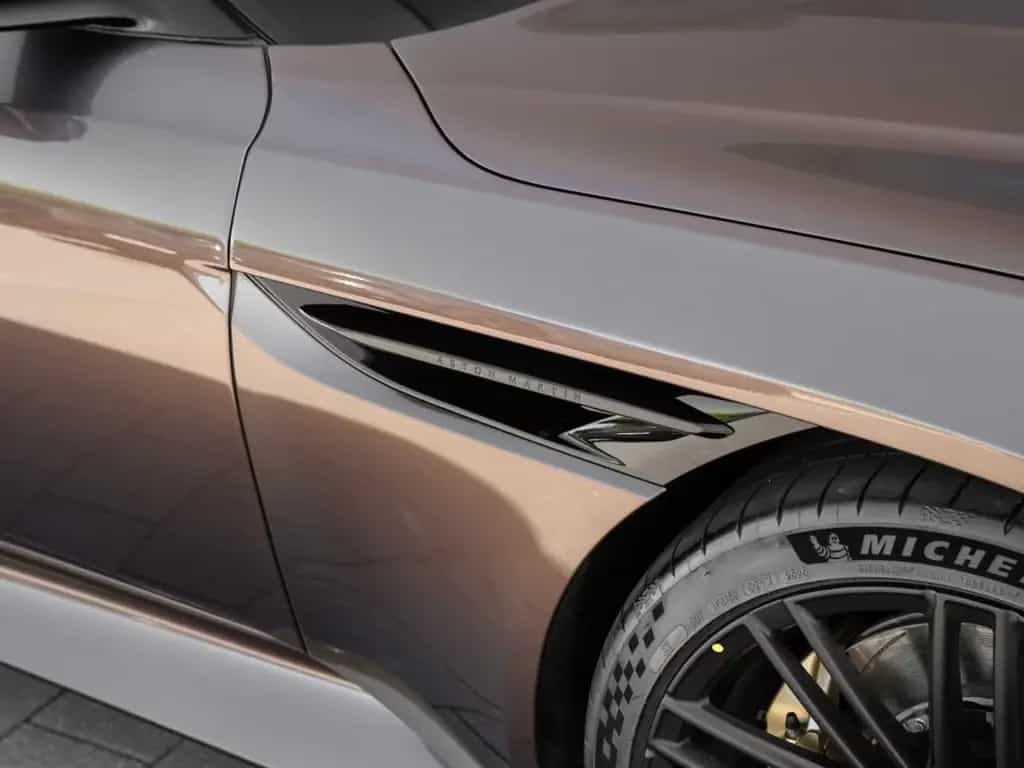 Aston Martin DB12 V8 Coupe null-photo-17