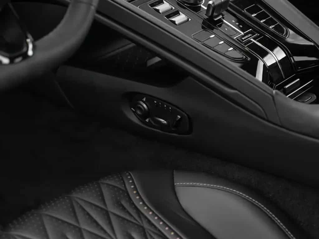 Aston Martin DB12 V8 Coupe null-photo-28