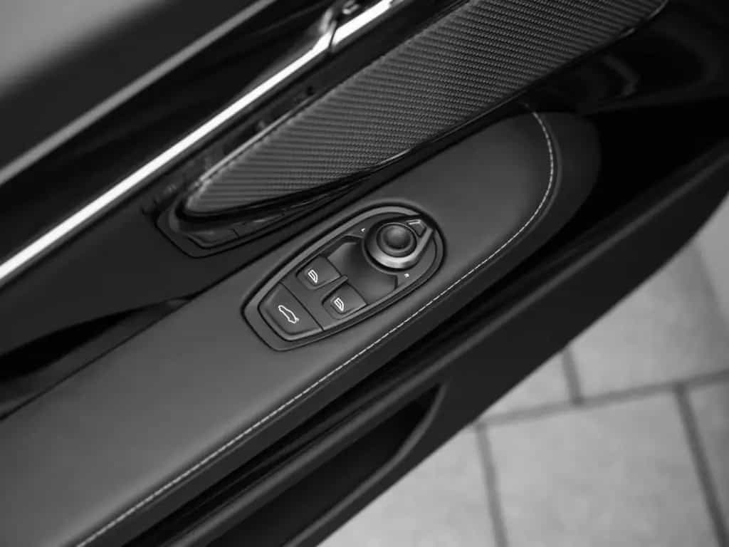 Aston Martin DB12 V8 Coupe null-photo-29