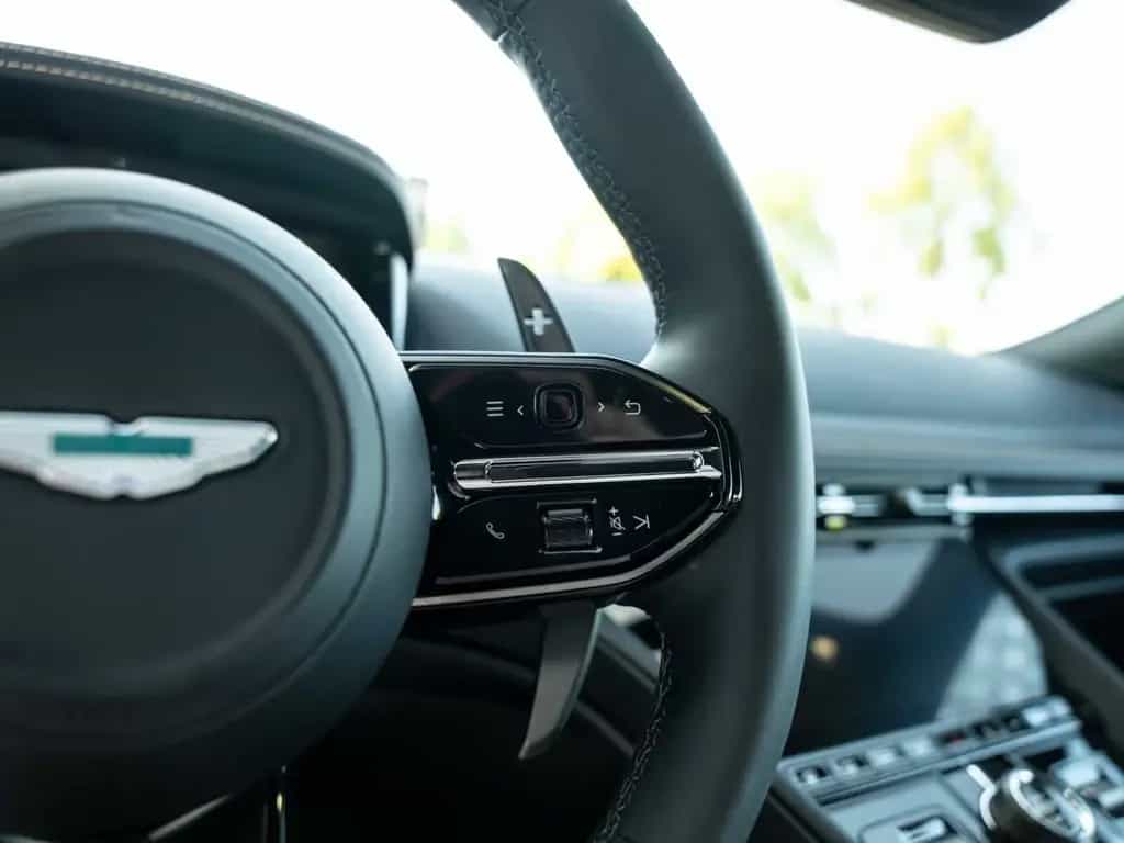Aston Martin DB12 V8 Coupe null-photo-30