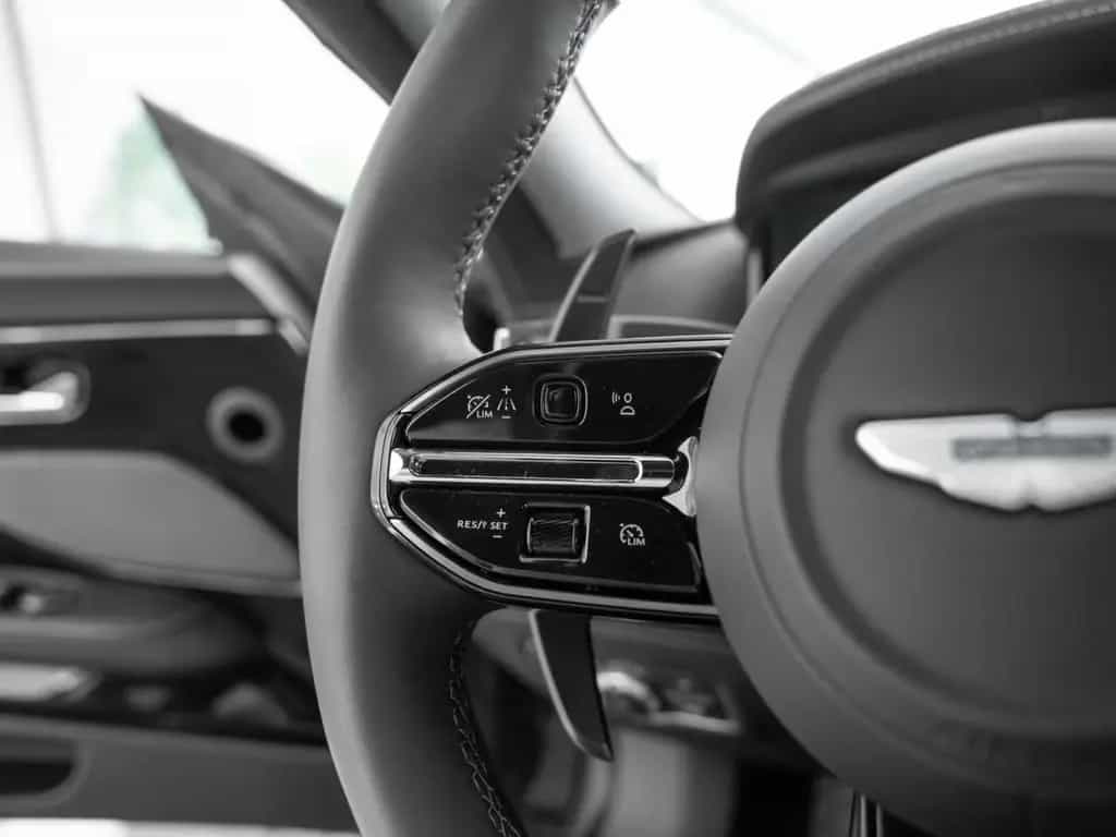Aston Martin DB12 V8 Coupe null-photo-31