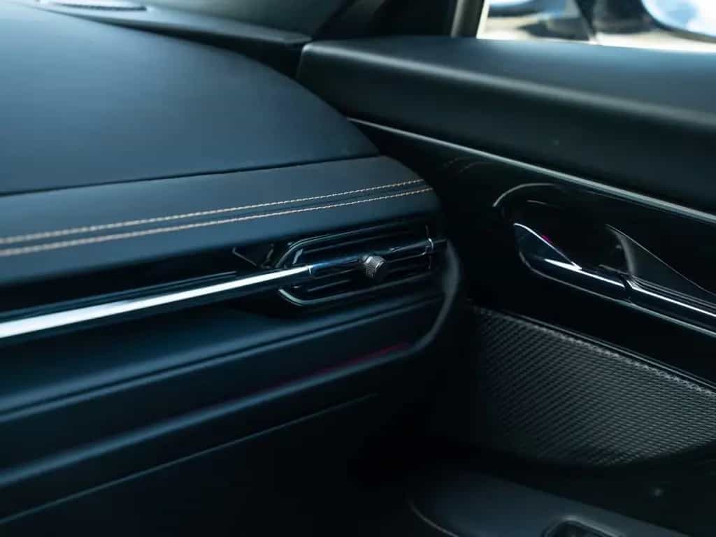 Aston Martin DB12 V8 Coupe null-photo-32