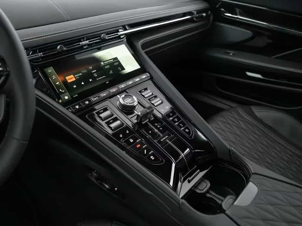 Aston Martin DB12 V8 Coupe null-photo-33