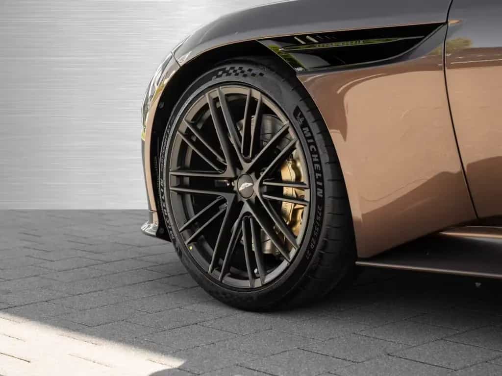 Aston Martin DB12 V8 Coupe null-photo-38