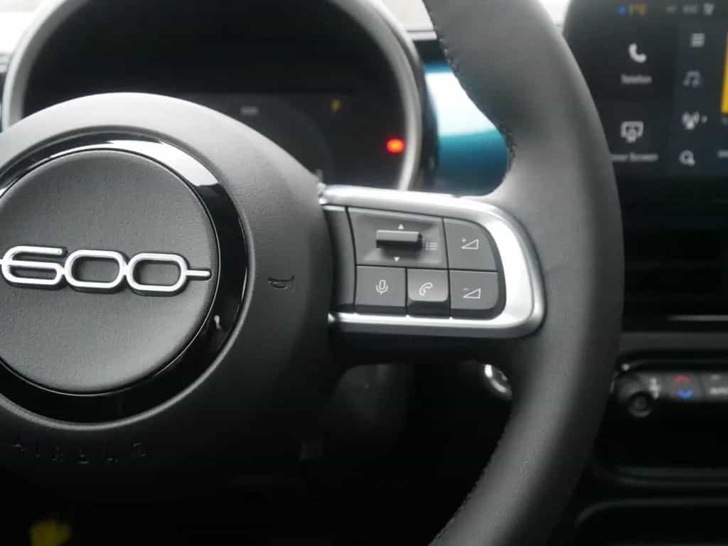 Fiat 600 HYBRID ICON 1.2 110 PS DCT6 KOMFORT NAVI KAM 05/2026-photo-19