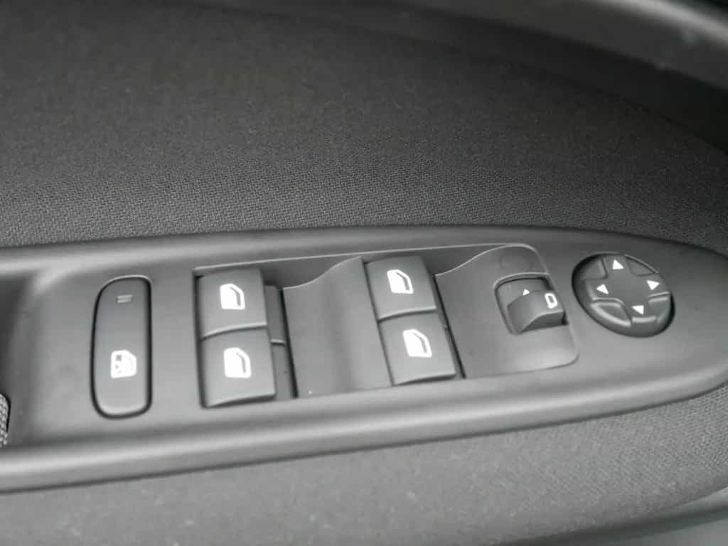 Fiat 600 HYBRID ICON 1.2 110 PS DCT6 KOMFORT NAVI KAM 05/2026-photo-21