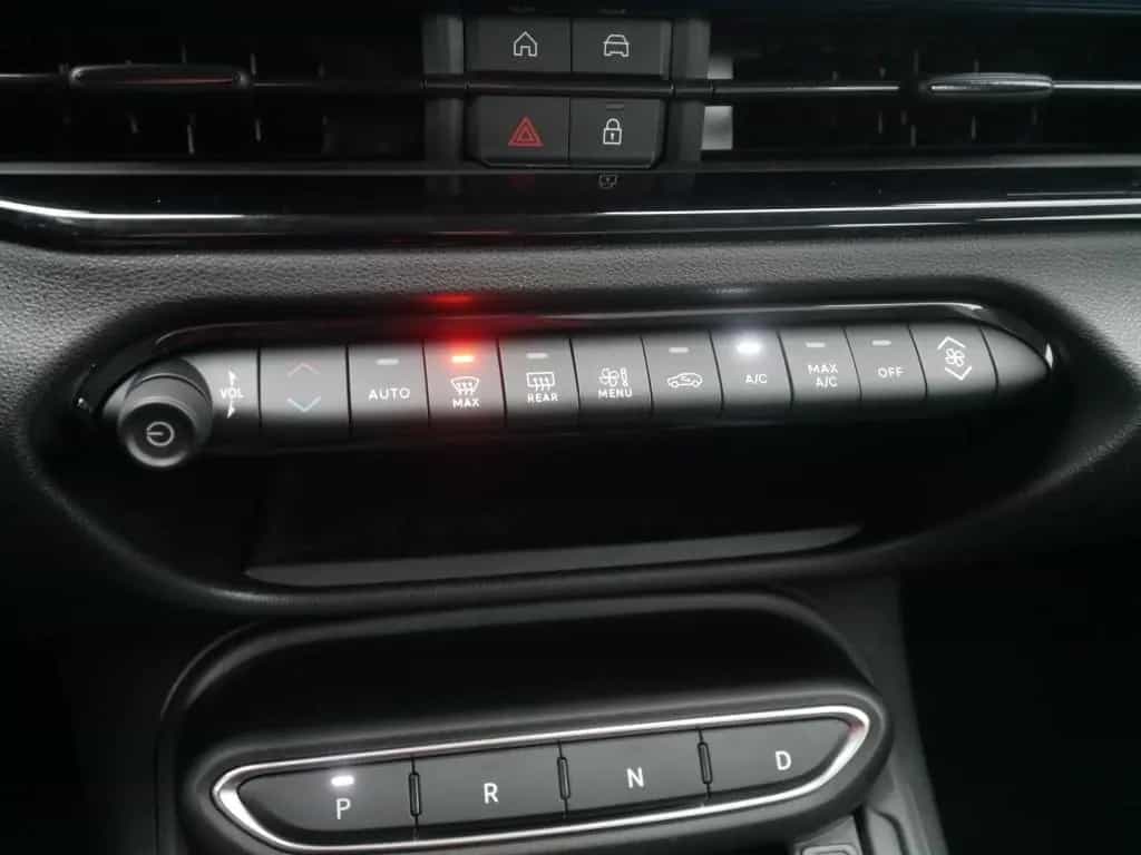 Fiat 600 HYBRID ICON 1.2 110 PS DCT6 KOMFORT NAVI KAM 05/2026-photo-28