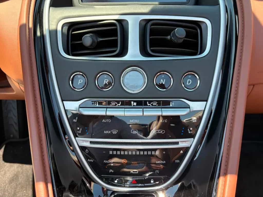 Aston Martin DB11 4.0 V8 Volante 11/2019-photo-21