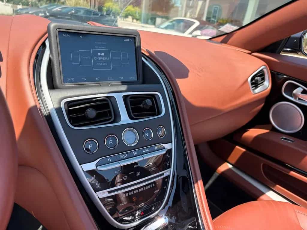 Aston Martin DB11 4.0 V8 Volante 11/2019-photo-22