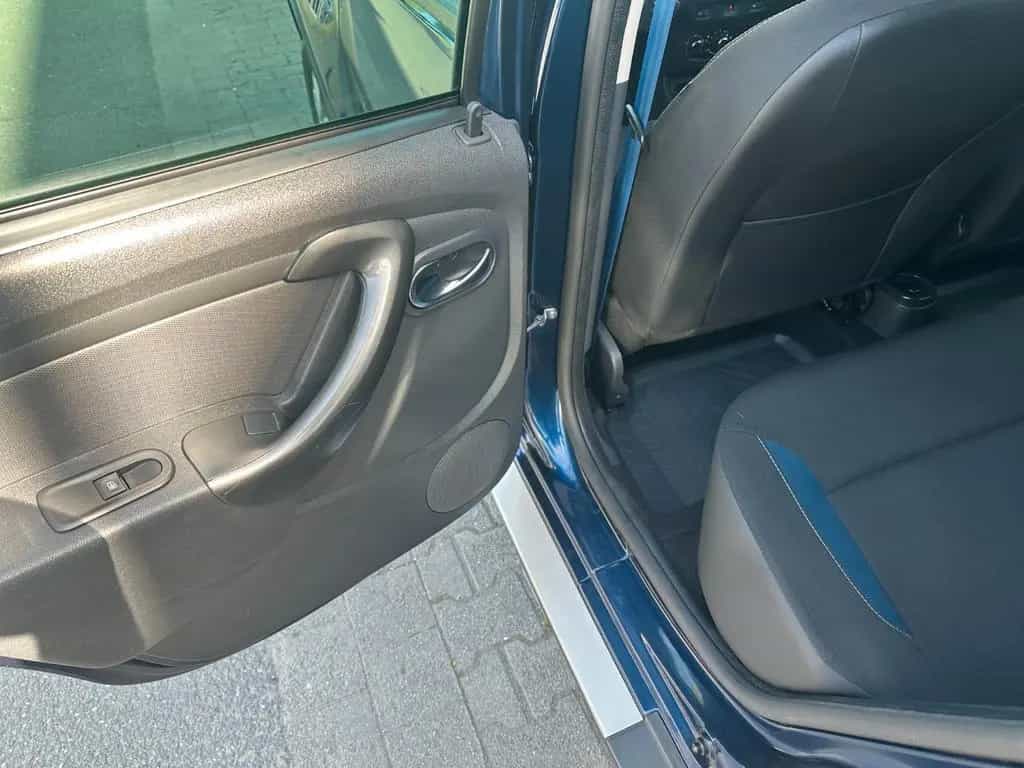 Dacia Duster I Celebration 4x2 * 1 Hand* Garantie 10/2015-photo-12