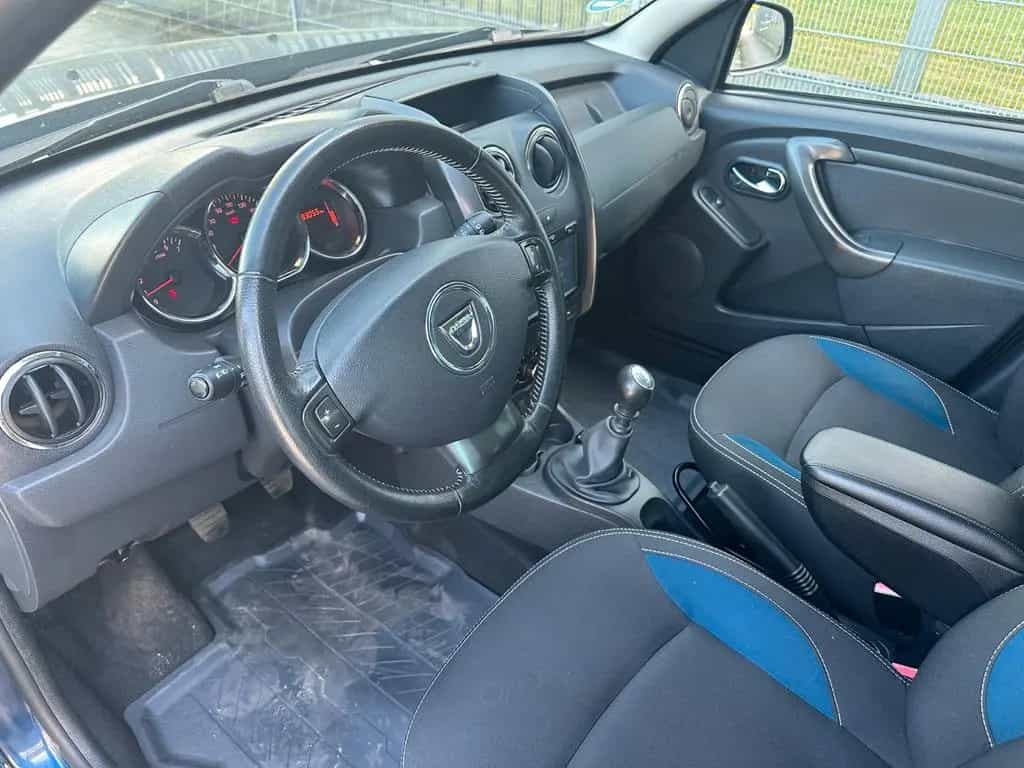 Dacia Duster I Celebration 4x2 * 1 Hand* Garantie 10/2015-photo-9