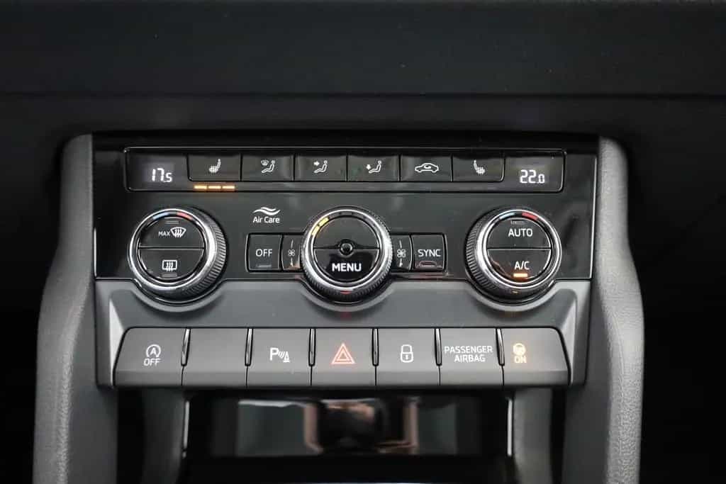Skoda Karoq 1.5 TSI LED Kamera Sitzheizung 06/2024-photo-12