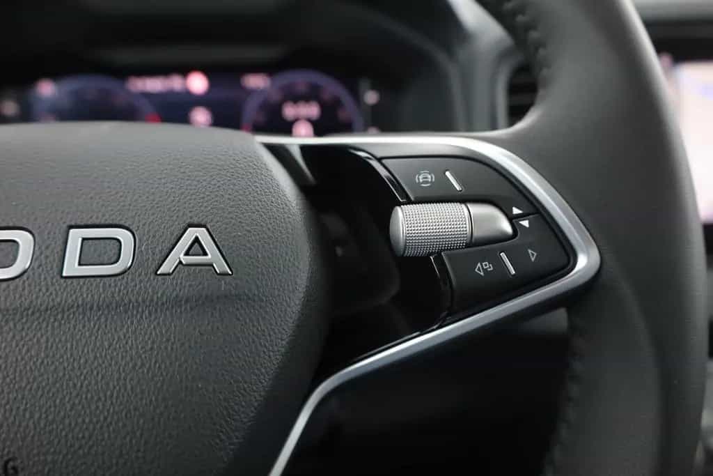Skoda Karoq 1.5 TSI LED Kamera Sitzheizung 06/2024-photo-17