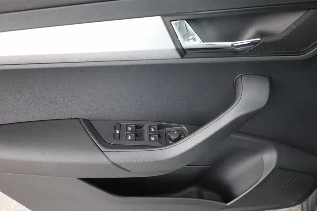 Skoda Karoq 1.5 TSI LED Kamera Sitzheizung 06/2024-photo-23