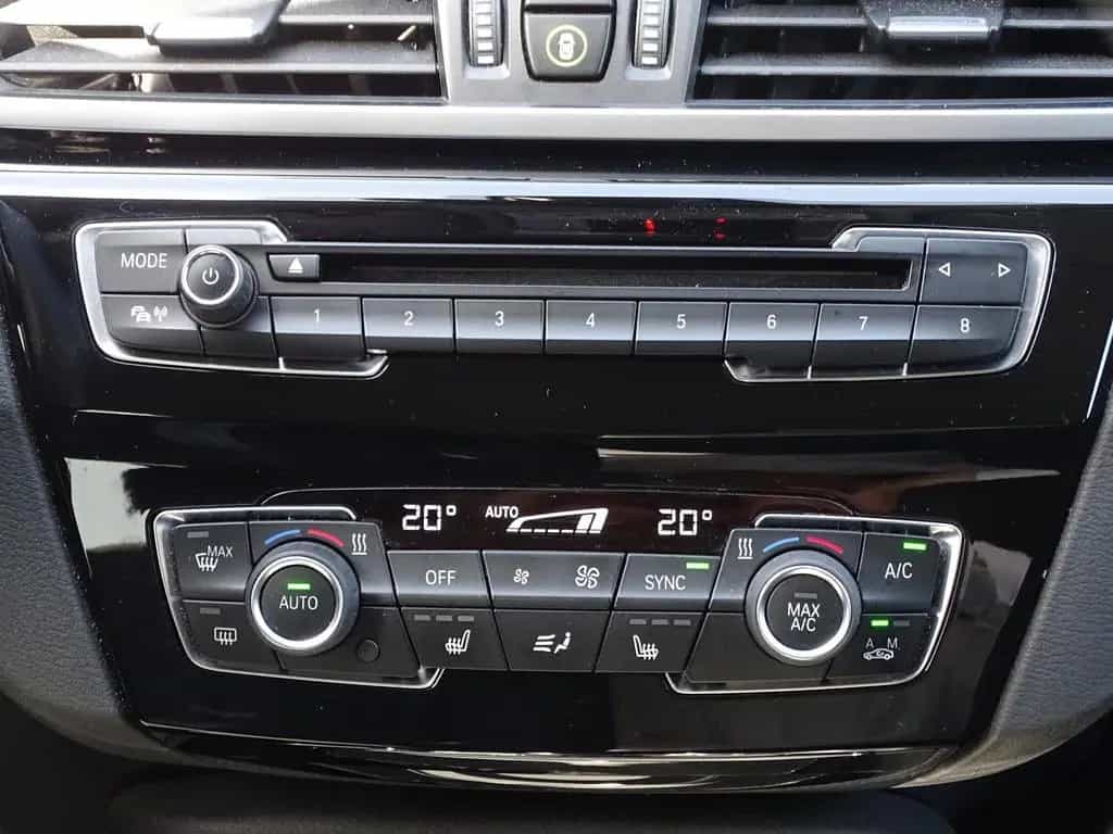 BMW X1 xDrive 20 d Sport Line Aut. LED Navi Kamera 06/2018-photo-14