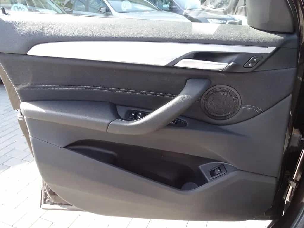 BMW X1 xDrive 20 d Sport Line Aut. LED Navi Kamera 06/2018-photo-24