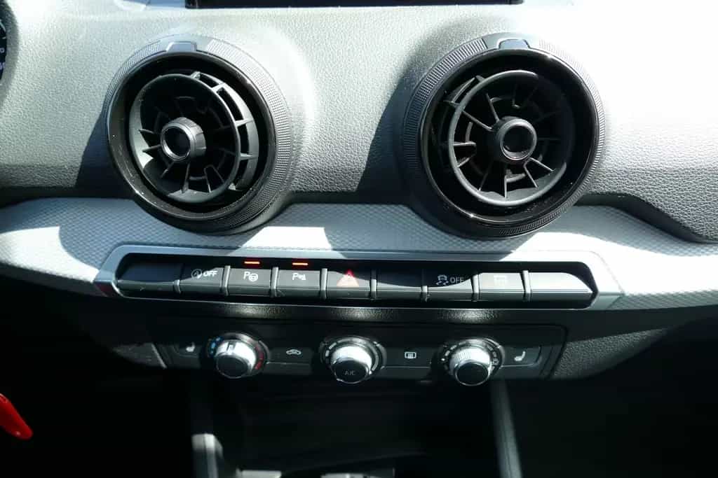 Audi Q2 1.4 TFSI Navi Tempomat Sitzheizung Leder PDC 03/2017-photo-21