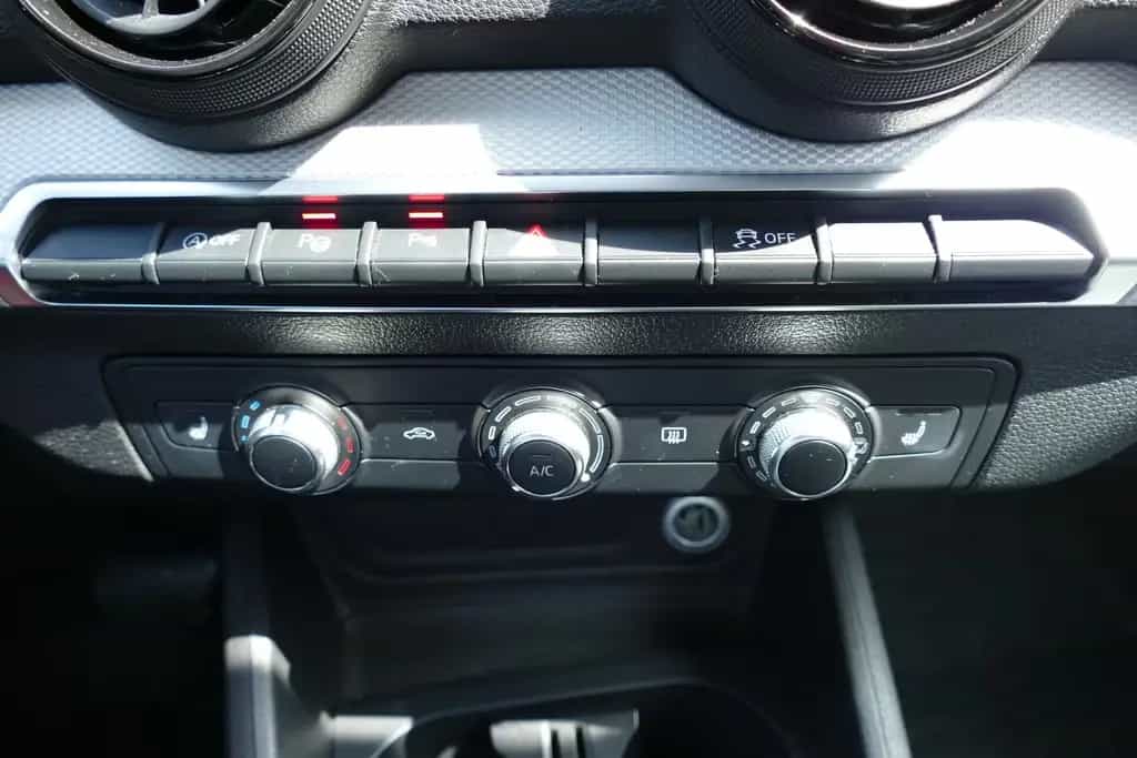 Audi Q2 1.4 TFSI Navi Tempomat Sitzheizung Leder PDC 03/2017-photo-22